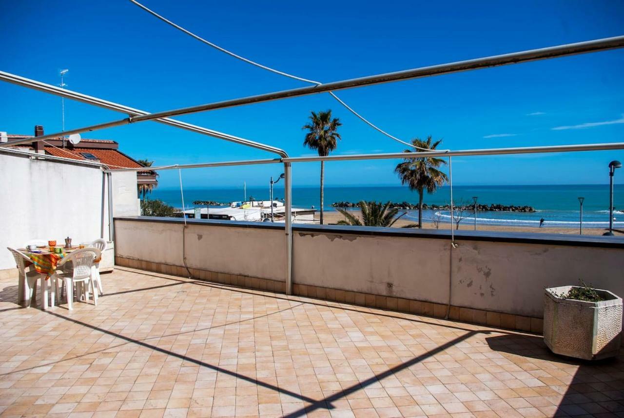 Appartamento Di Antonio Fronte Mare Montesilvano Bagian luar foto