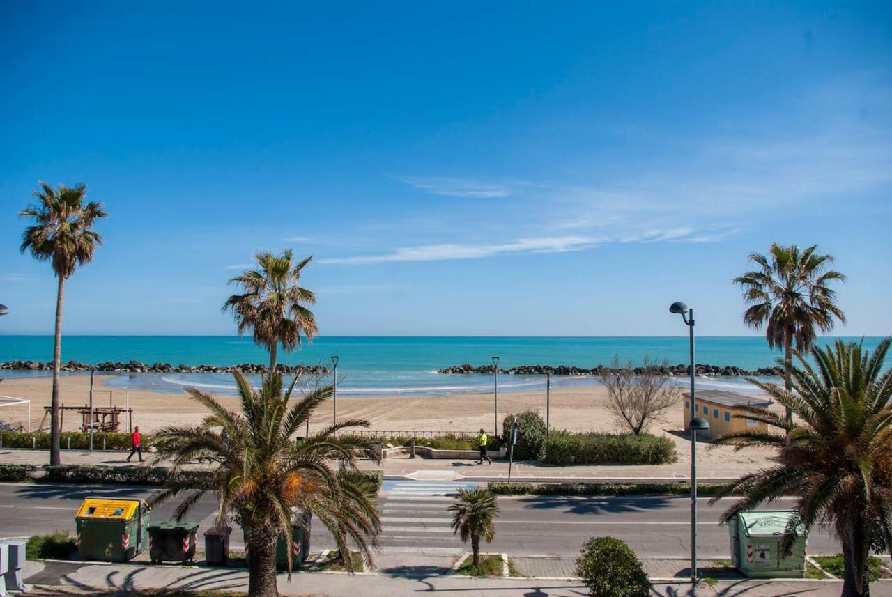 Appartamento Di Antonio Fronte Mare Montesilvano Bagian luar foto